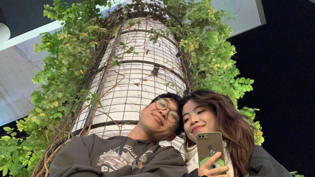 Selfie của Hoàng và Phương dưới tháp cây xanh