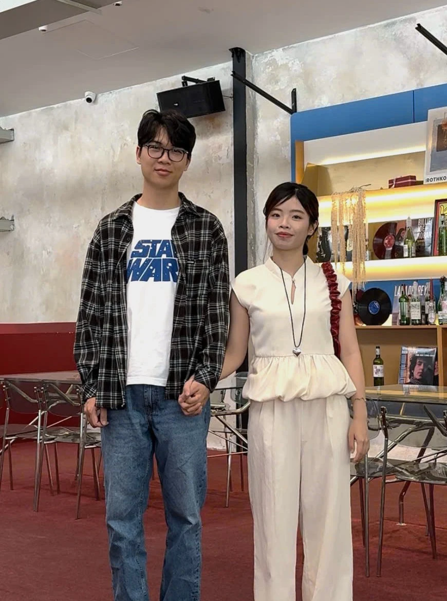 Hoàng và Phương nắm tay trong quán cà phê