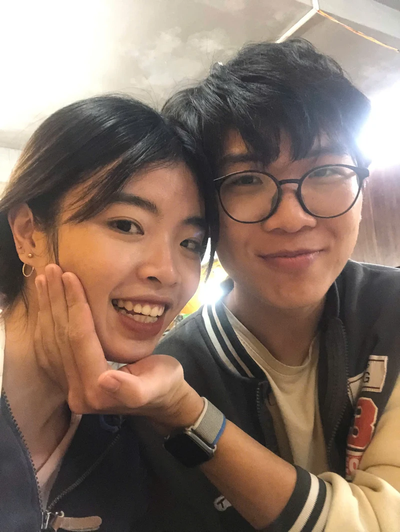 Selfie cận mặt của hai đứa